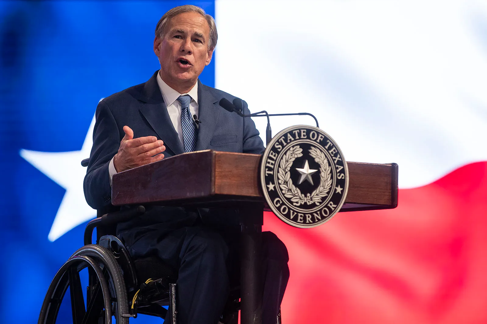 El gobernador de Texas Abbott firma un proyecto de ley que restringe el acceso de menores a 'actuaciones de orientación sexual'