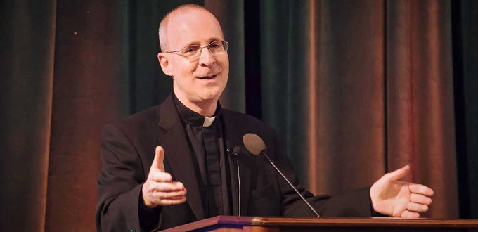 P. James Martin sacerdote jesuita considerado como el apostol del lobby LGTB