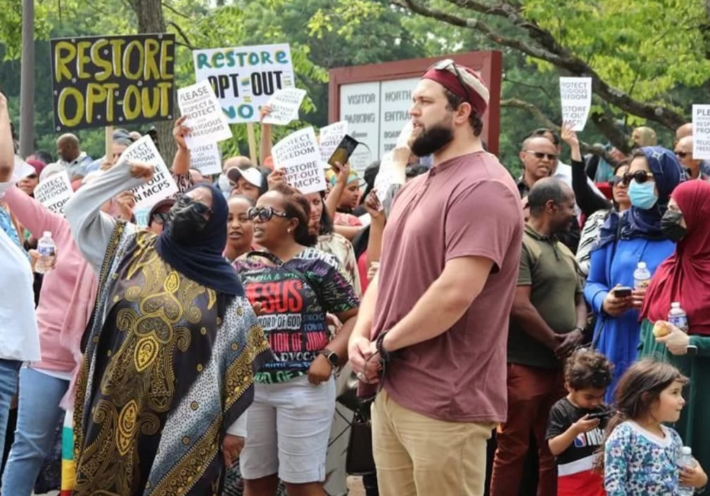 Padres protestan por el mandato del plan de estudios LGBT