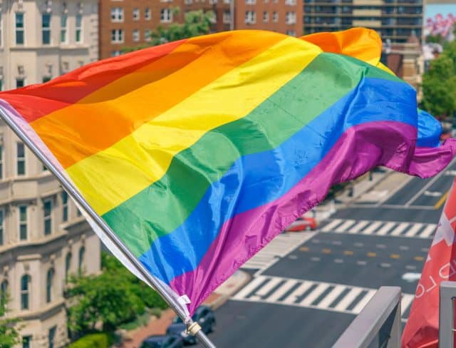 Prohíben y restringen exhibir banderas LGBT en distritos escolares de California