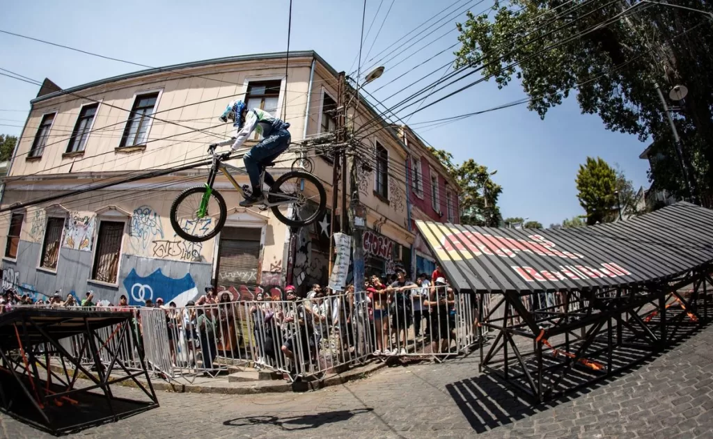 El puerto querido: cerro abajo y gris