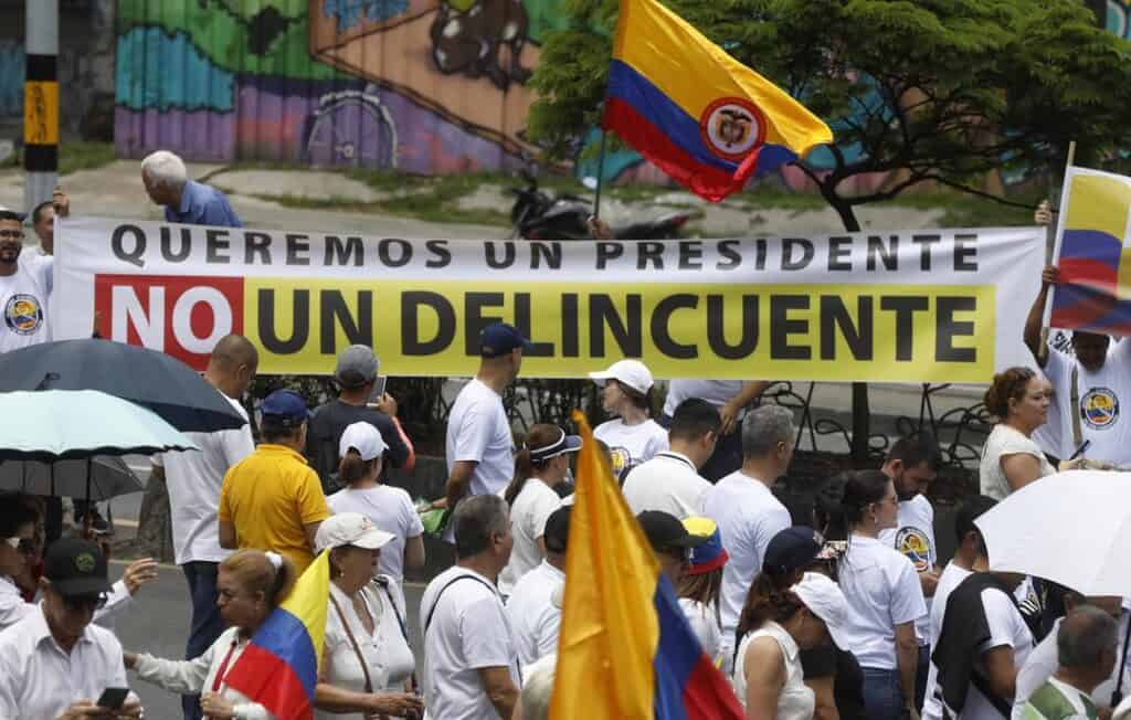 Miles de colombianos rechazan reformas de Petro