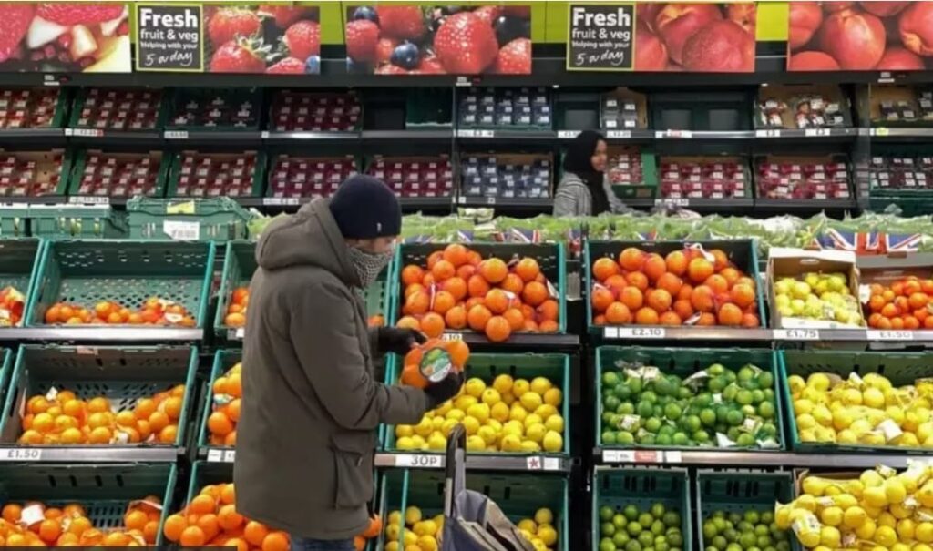 Trabajadores en EE. UU. que se endeudan para poder comprar comida