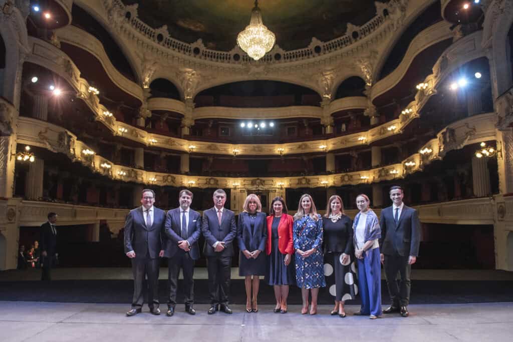 Brigitte Macron visita Escuela de Ballet en Santiago