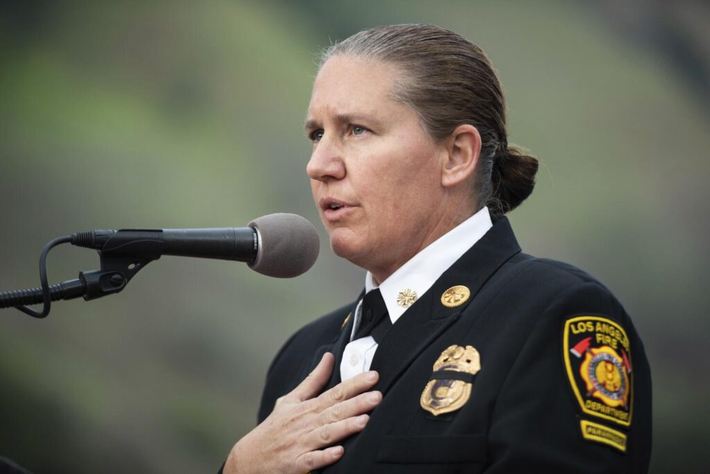 ¿Jefa de bomberos de Los Ángeles despedida por la alcaldesa Karen Bass?